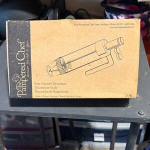 Pampered Chef Easy Accent Decorator in Brown Box